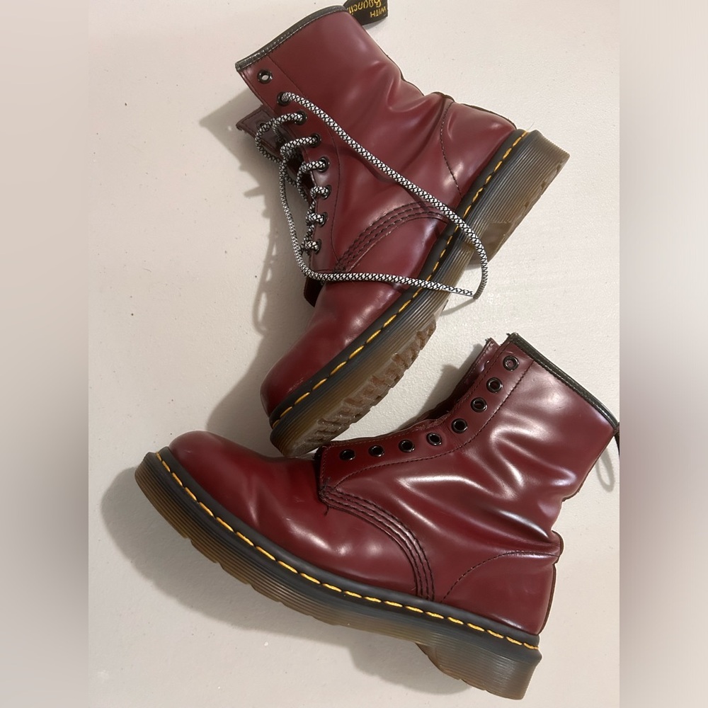 DR. MARTENS 1460 SMOOTH LEATHER LACE UP BOOTS